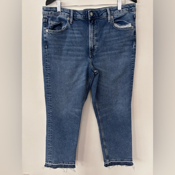 H&M Denim - 2 for $25👖 H&M Medium Wash Raw Hem Slim Straight Denim Sz 26 (n109n19)